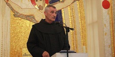 Što fratar drugo može napraviti u crkvi osim reći: 'Klekni i moli'?!