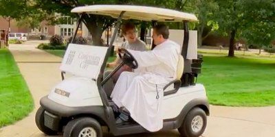 "Izlazim među ljude" Svećenik studentima ponudio &bdquo;Ispovijed u pokretu&ldquo; u vozilu