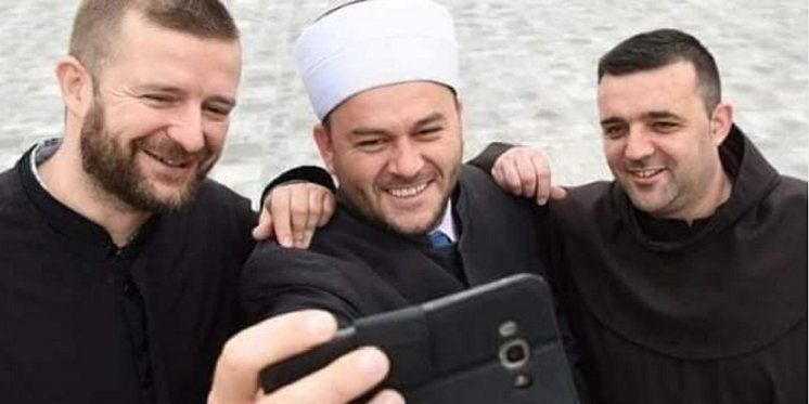 FRATAR, IMAM I PRAVOSLAVNI POP NAPRAVILI &lsquo;SELFIE&rsquo;! Pročitajte što su nam usput poručili