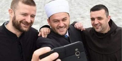 FRATAR, IMAM I PRAVOSLAVNI POP NAPRAVILI &lsquo;SELFIE&rsquo;! Pročitajte što su nam usput poručili