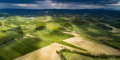 BAVARSKA: Na poljima i uz ceste &ldquo;osvanuli&rdquo; tamnozeleni križevi &ndash; svećenik provjeravao o čemu je riječ