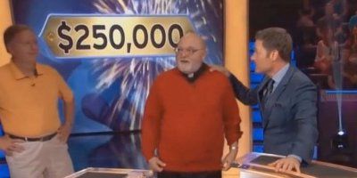 Svećenik osvojio 250 tisuća dolara u kvizu "Tko želi biti milijunaš" i sav iznos poklonio katoličkoj školi