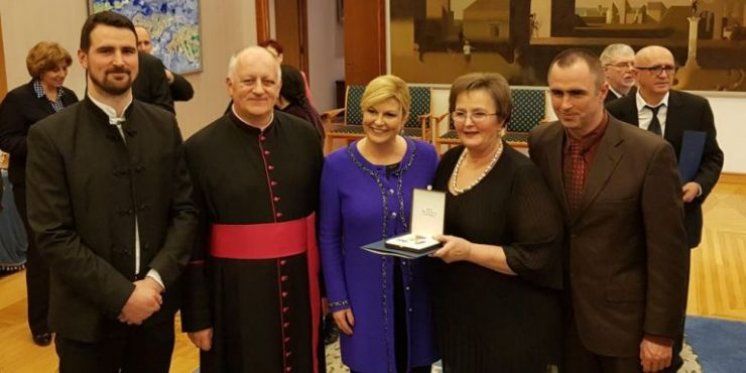 Majku dvanaestero djece &ndash; odlikovala predsjednica: &lsquo;Vodilje su mi čovjekoljublje, bogoljublje i, naravno, domoljublje&rsquo;