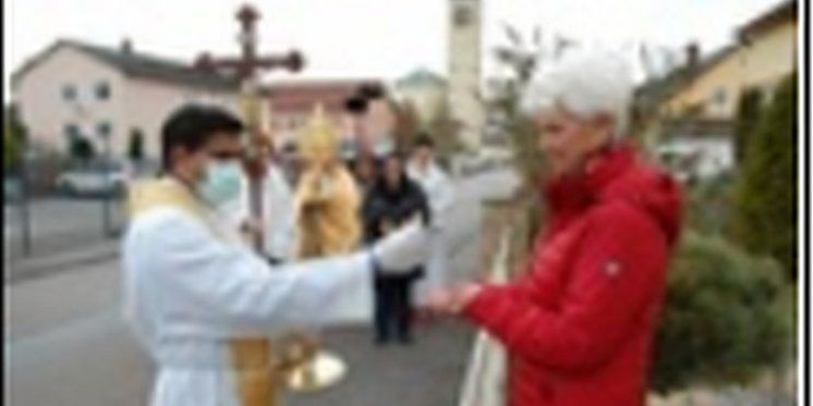 "GOSPODIN JE S TOBOM" Svećenici se dosjetili kako vjernicima dijeliti sakrament pričesti