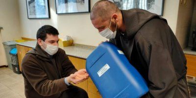 Hrvatski franjevci iz Milana: &lsquo;Za oboljele se brine fratar koji je u najboljem stanju, a na Instagramu svakoga dana molimo krunicu u live prijenosu&lsquo;