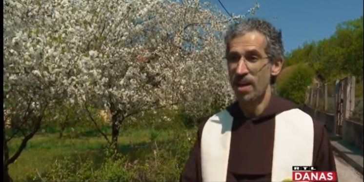 Župnik hodao satima i vjernicima blagoslovio hranu: 'Moje je poslanje da iziđem među ljude'