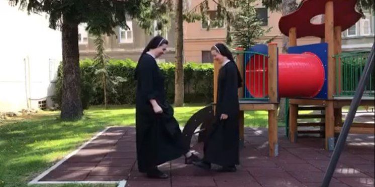 (VIDEO) Časne sestre u 'TikTok izazovu zaplesale Foot Shake Dance