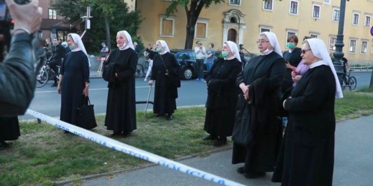 VIDEO Časne sestre pjesmom "Zdravo Djevo, Kraljice Hrvata" zahvalile za uspješno spuštanje tornja s katedrale