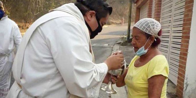 Sveta pričest na ulicama usred pandemije: "Ne bojimo se jer smo svjesni snage i autoriteta Isusa Krista i naš je život u Božjim rukama"