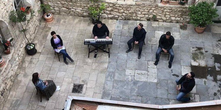 Bend "Pobjeda svetih" je snimao spot za pjevanu Zlatnu krunicu