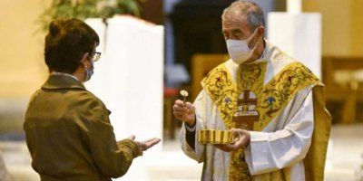 Postaje li pričest isključivo na ruku &lsquo;novo normalno&rsquo;