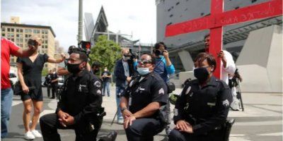 DIRLJIVI PRIZORI MOLITVE IZ AMERIKE "Tražimo oprost od naše crne braće i sestara za godine i godine rasizma"