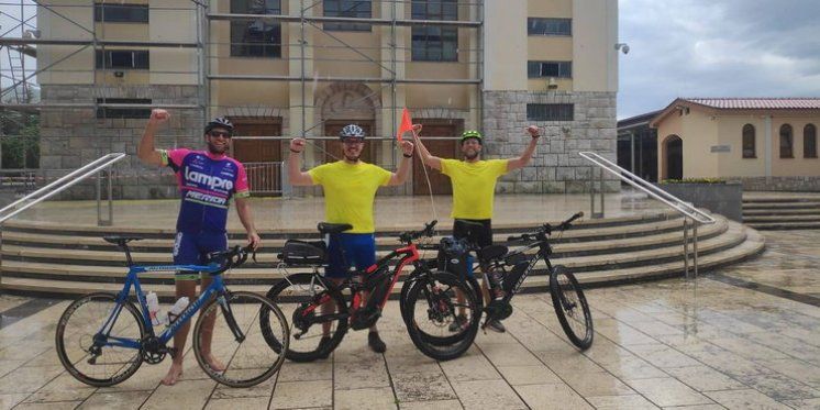 IL PRIMO SACERDOTE &bdquo;STRANIERO&ldquo; A MEDJUGORJE DOPO LA CORONA VENUTO CON LA BICICLETTA