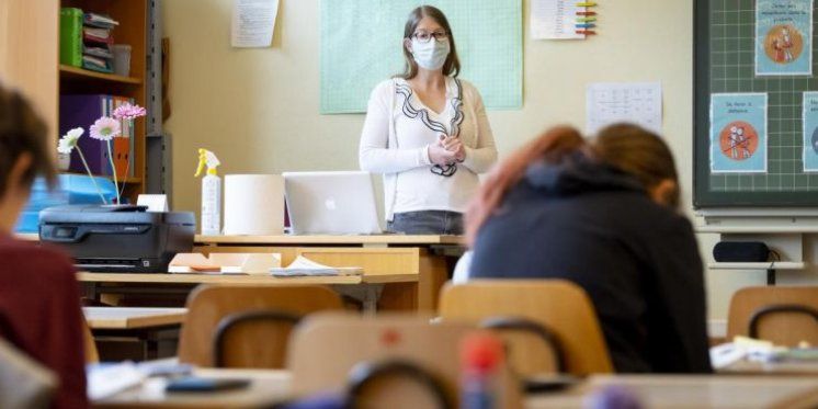 ''Promjena se ne događa šutnjom!''  PROTESTI RODITELJA, NASTAVNIKA I STUDENATA PROTIV ONLINE NASTAVE