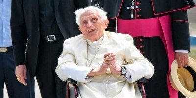 Bivši papa Benedikt XVI ozbiljno se razbolio i 'vrlo je slab'