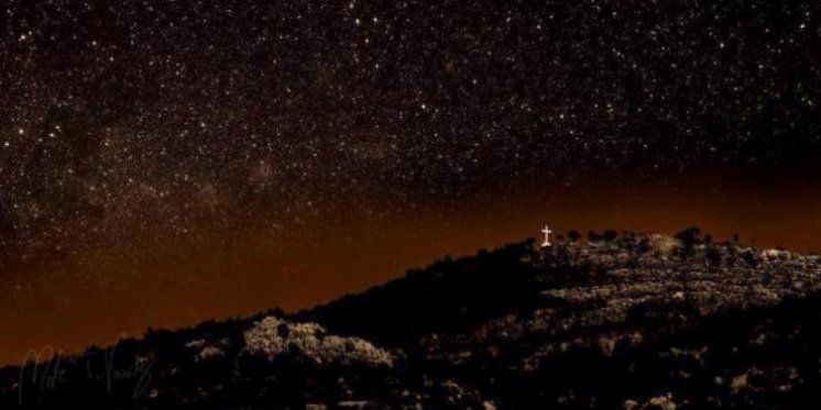 Natpis MIR iznad brda Križevac 