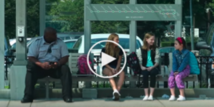 Dvije djevojčice su se rugale trećoj na autobusnoj stanici .Ono što se dogodilo u nastavku će vas oduševiti