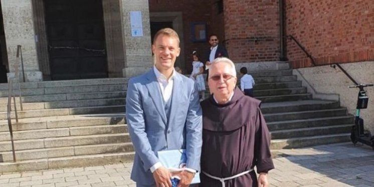 MANUEL NEUER IZNENADIO HRVATSKOG SVEĆENIKA IZ M&Uuml;NCHENA: Darovao svoj dres fra Marinku Vukman