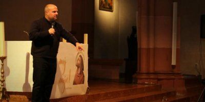 'BOG MOJ I SVE MOJE' Pogledajte kako je bilo na duhovnoj obnovi s don Damirom Stojićem u Frankfurtu