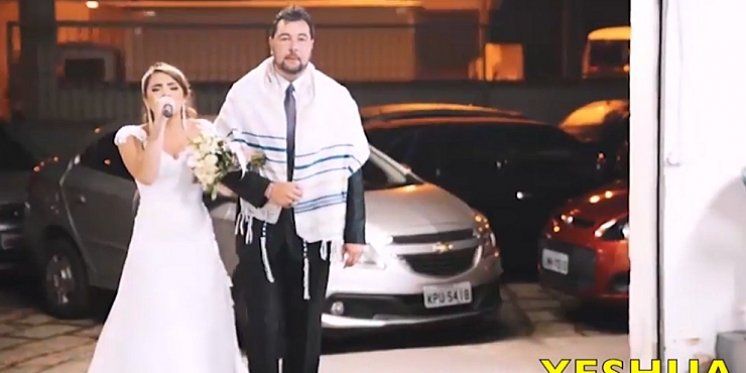 Mladenka je do oltara došla pjevajući Isusu&hellip; Dogodilo se nešto nadnaravno!