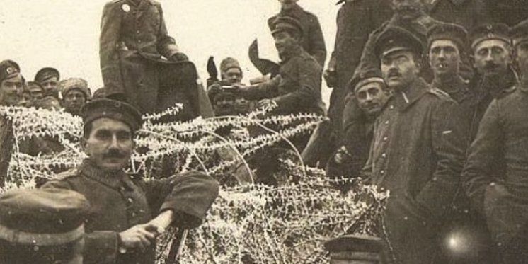 (VIDEO) ČUDESNA PRIČA O &lsquo;BOŽIĆNOM PRIMIRJU&rsquo;: Pružili si ruku, odigrali utakmicu i onda jurišali u smrt