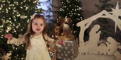 Četverogodišnja djevojčica svojom pjesmom 'Tiha noć' izmamit će vam suze na oči