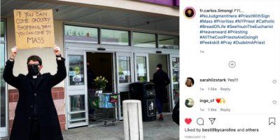 Svećenik s natpisom ispred trgovine poziva kršćane: &bdquo;Ako možete doći u kupovinu po namirnice, onda možete doći i na misu&rdquo;