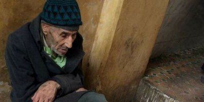 Tužna i bolna priča sirotog starca koji prodaje jaja da bi preživio 