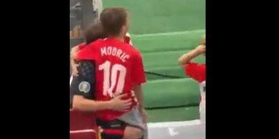 OBITELJ IZNAD SVEGA Luka Modrić nakon poraza utjehu potražio u obiteljskom zagrljaju