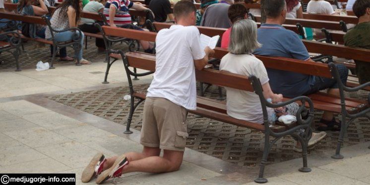Ostaju li vjernici stajati ili trebaju kleknuti na svetoj misi za vrijeme molitve Jaganjče Božji 