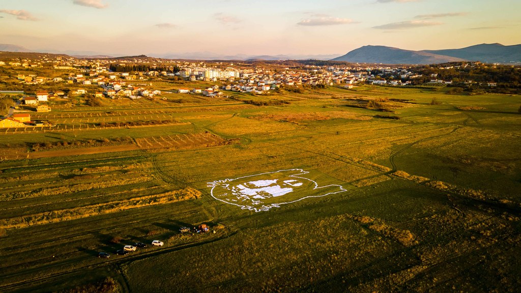 foto-video-brocanske-umjetnice-u-citluckom-polju-izradile-lik-isusa-velicine-75-55-metara-1.jpg